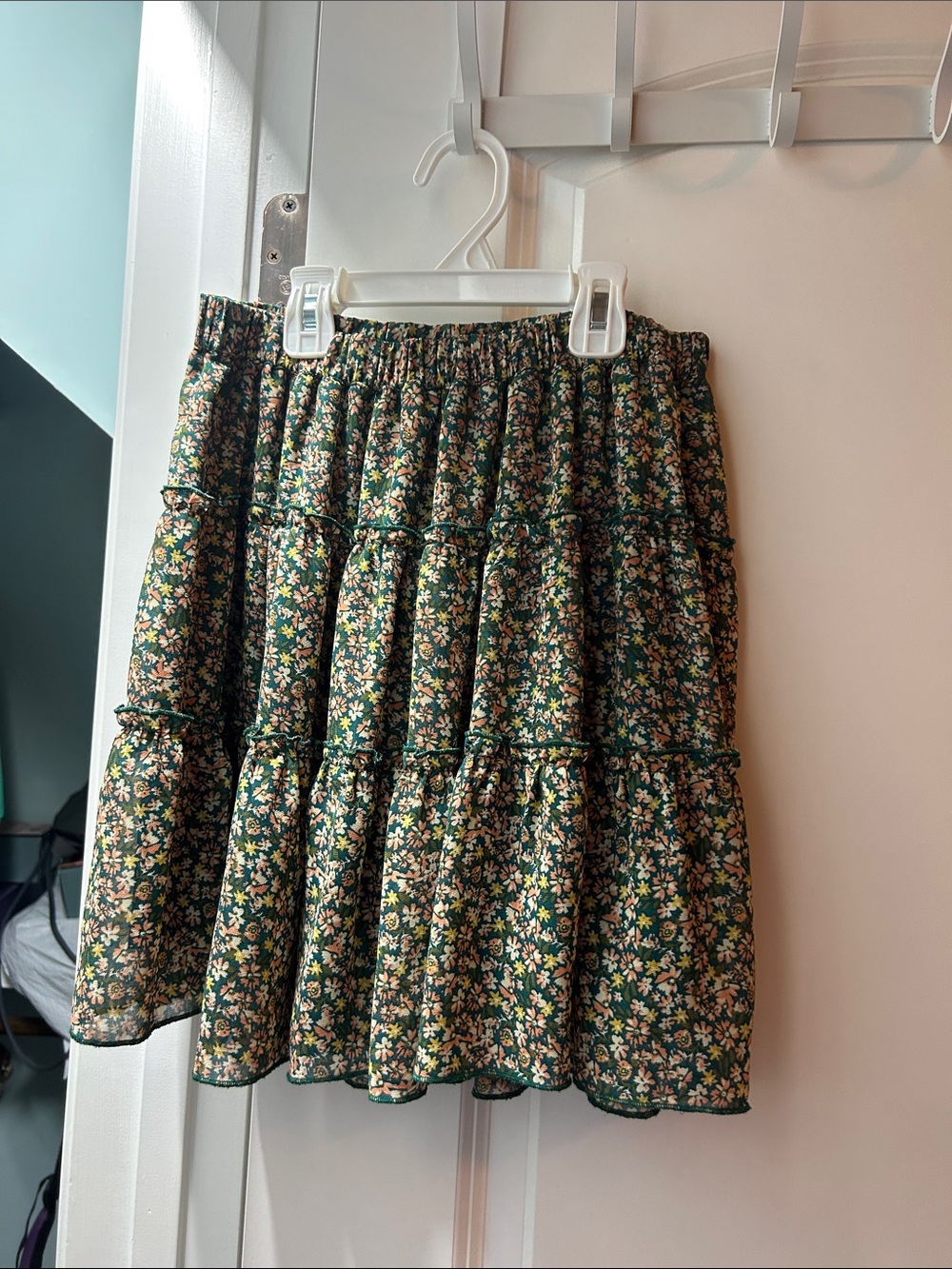 Arizona Jean Company Green Floral Tiered Skirt with Yellow & White Daisies